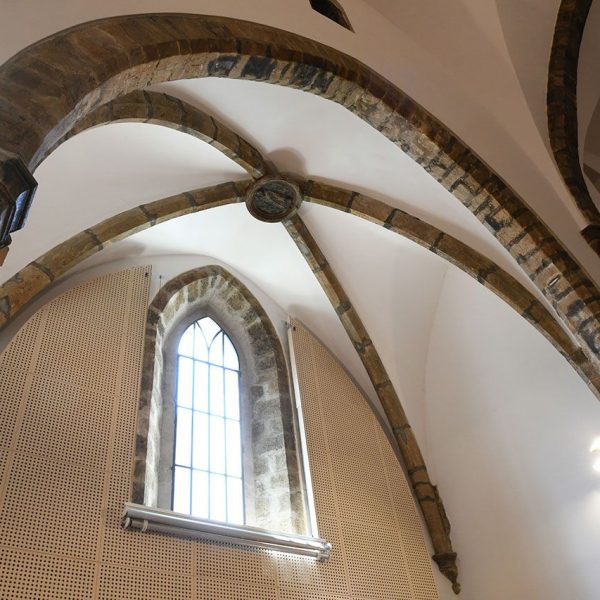 Seu d’Urgell.- Convent gòtic de Sant Domènec, S. X – Una de les capelles laterals coberta amb volta d’aresta amb clau esculpida oberta a la nau amb un arc apuntat (8/2025)