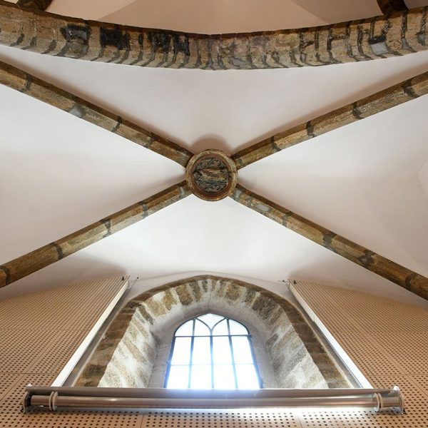 Seu d’Urgell.- Convent gòtic de Sant Domènec, S. X – Una de les capelles laterals coberta amb volta d’aresta amb clau esculpida oberta a la nau amb un arc apuntat (8/2025)