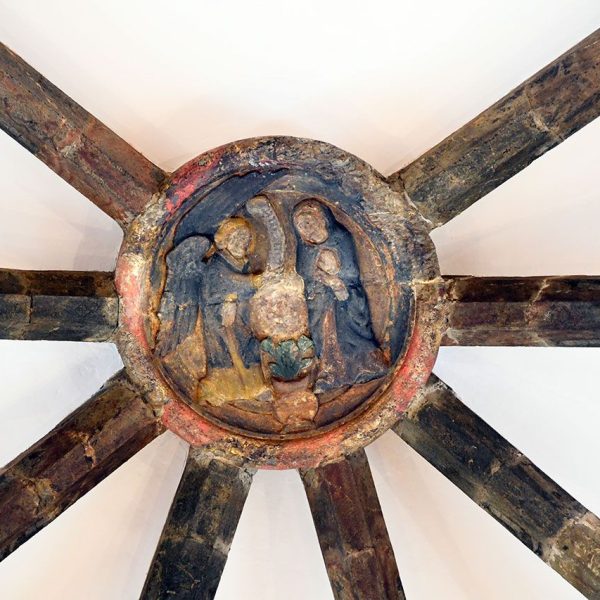 Seu d’Urgell.- Convent gòtic de Sant Domènec, S. X – Clau de volta esculpida policromada d’una de les capelles laterals (8/2025)