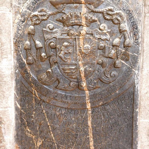 Seu d’Urgell.-Convent gòtic de Sant Domènec, S. X - Làpida sepulcral del mur amb les restes de Llorenç Tomàs Costa tresorer de la catedral e Barcelona mort l’any 1738 (8/2025)