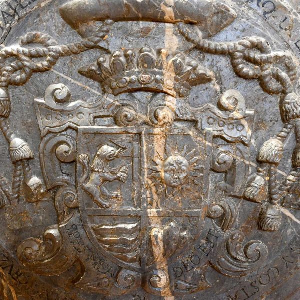 Seu d’Urgell.-Convent gòtic de Sant Domènec, S. X - Làpida sepulcral del mur amb les restes de Llorenç Tomàs Costa tresorer de la catedral e Barcelona mort l’any 1738 (8/2025)