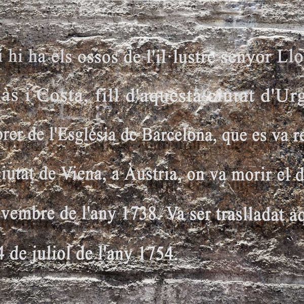 Seu d’Urgell.- Convent gòtic de Sant Domènec, S. X – Panell informatiu de la làpida sepulcral de Llorenç Tomàs i Costa mort l’any 1738 (8/2025)