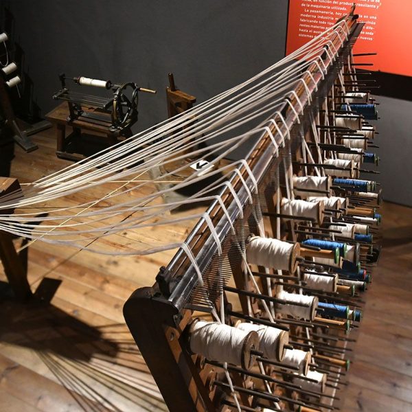 Manresa.- Museu de l’Aigua i del Tèxtil de Manresa situat als antics dipòsits d’aigua – Secció del tèxtil – Fileta d’ordi (10/2025)