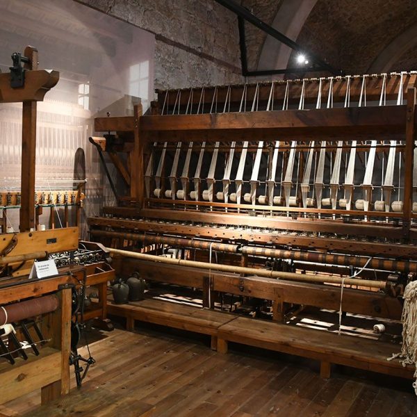 Manresa.- Museu de l’Aigua i del Tèxtil de Manresa situat als antic dipòsits d’aigua – Teler de rem o patacada a la dreta i teler de cintes gases a l’esquerra (10/2025)