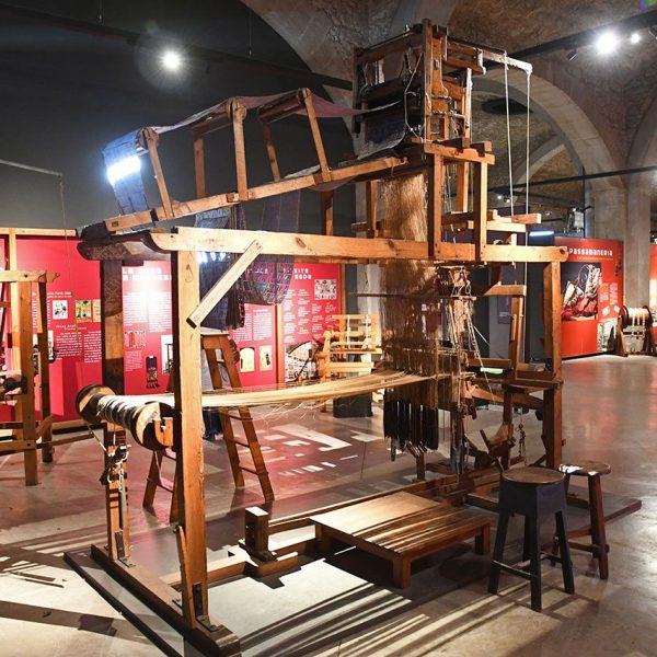 Manresa.- Museu de l’Aigua i del Tèxtil de Manresa situat als antic dipòsits d’aigua – Taller Jaqcuard per teixit ample de seda (1889) (10/2025)