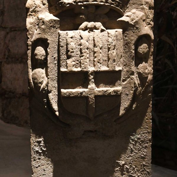 Manresa.- Museu de l’Aigua i del Tèxtil de Manresa situat als antic dipòsits d’aigua – Fita de terme de la Sèquia de l’any 1805 amb l’escut de Manresa (10/2025)