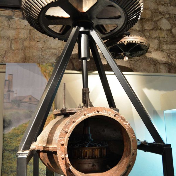Manresa.- Museu de l’Aigua i del Tèxtil de Manresa situat als antic dipòsits d’aigua – Turbina Francis de fàbrica Sanmartí (1875) on l’aigua feia girar una corona d’àleps (10/2025)