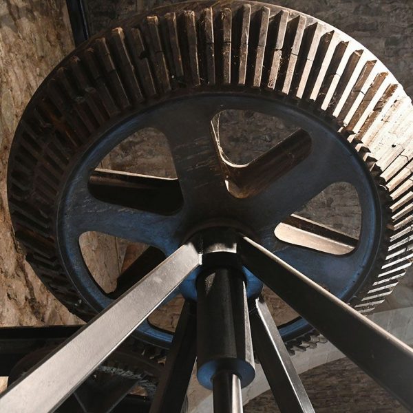 Manresa.- Museu de l’Aigua i del Tèxtil de Manresa situat als antic dipòsits d’aigua – Turbina Francis. El moviment de la turbina es transmet a l’engranatge superior (10/2025)