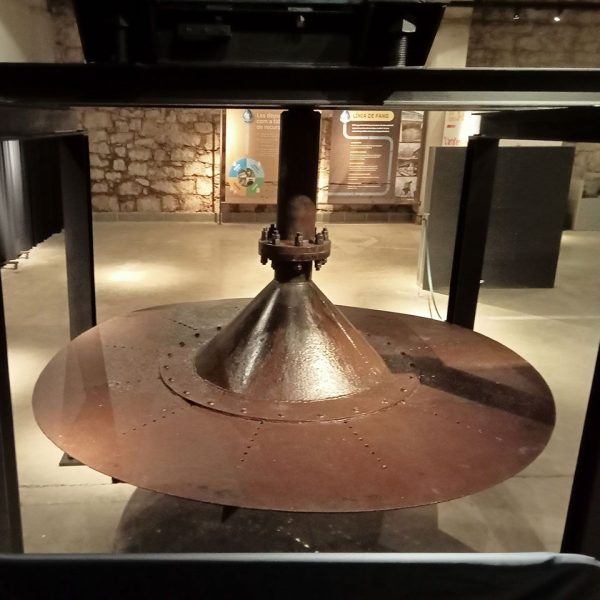 Manresa.- Museu de l’Aigua i del Tèxtil de Manresa situat als antic dipòsits d’aigua – Airejadora de la depuradora de Manresa dels anys 80 del S. XX (10/2025)