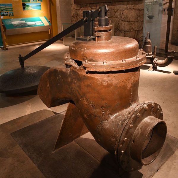 Manresa.- Museu de l’Aigua i del Tèxtil de Manresa situat als antic dipòsits d’aigua – Vàlvula reguladora dels Dipòsits Vells i boia (1865) (0/2025)