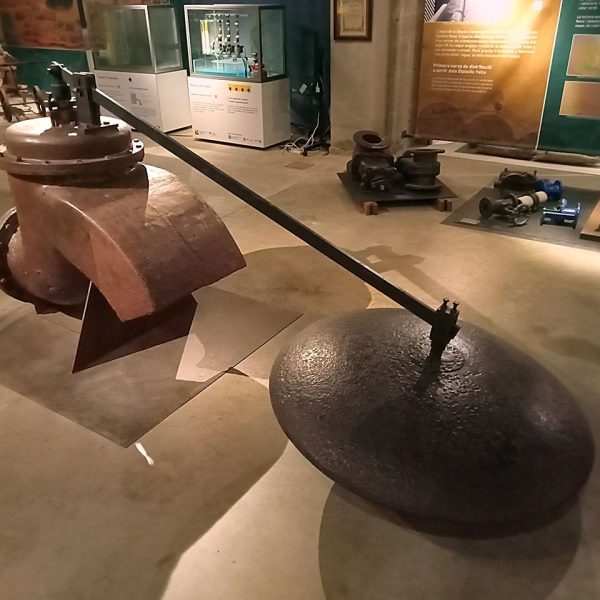 Manresa.- Museu de l’Aigua i del Tèxtil de Manresa situat als antic dipòsits d’aigua – Vàlvula reguladora dels Dipòsits Vells i boia (1865) (0/2025)