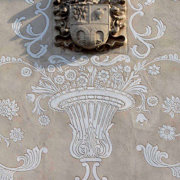 Vic.- Escut façana de la Casa Parrella (8/2018)