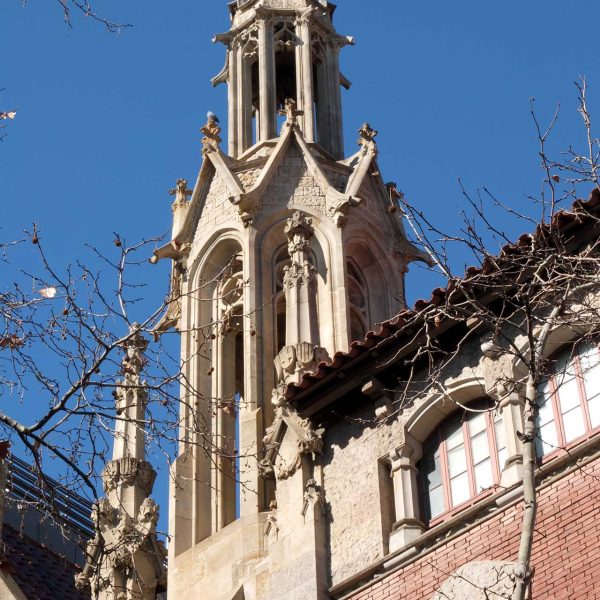 Barcelona.- Església i Convent de Pompeia de l’any 1908 - Campanar octogonal de l’església de dos cossos aixecat sobre la torrella de la dreta de la façana (4/2013)