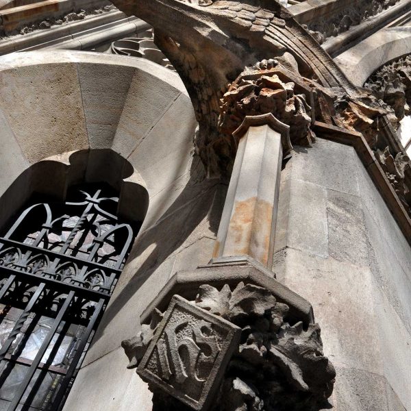 Barcelona.- Església i Convent de Pompeia de l’any 1908 - Pilastra decorativa de l’església recolzada sobre una mènsula amb el monograma de Jesús que sustenta una figura zoomorfa (4/2013)