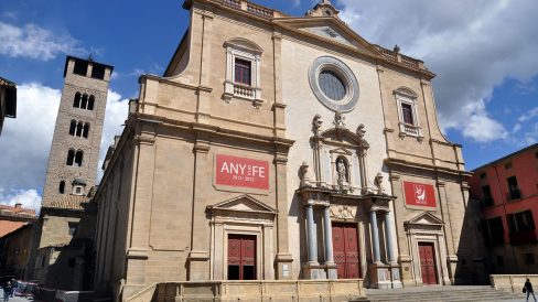 Vic.- Catedral de Sant Pere amb una barreja d’estils del romànic fins que l’actual fou refeta entre el anys 1781 a 1803 en estil neoclàssic obra de Josep Morató i Codina (5/2013)