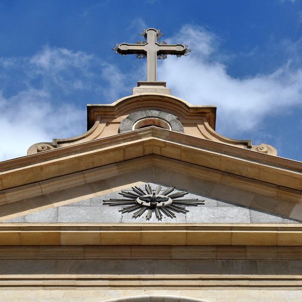 Vic.- Catedral neoclàssica de Sant Pere de l’any 1803 – Coronament de la façana acabat en un frontó triangular Amb la imatge de l’Esperit Sant culminat per una creu (5/2013)