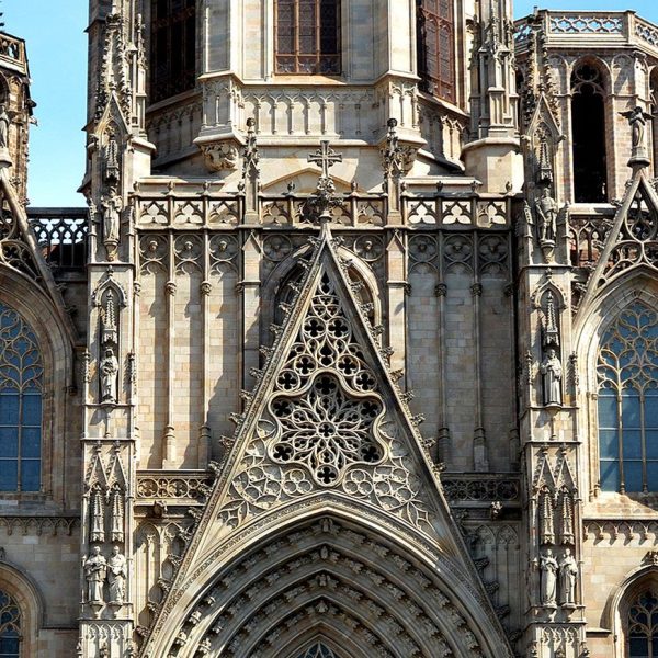 Barcelona.- Catedral gòtica de la Santa Creu i Santa Eulàlia, S. XIII/XV – Façana neogòtica i torres laterals del S. XIX sufragades per Manuel Girona segons in projecte del S. XV (5/2015)