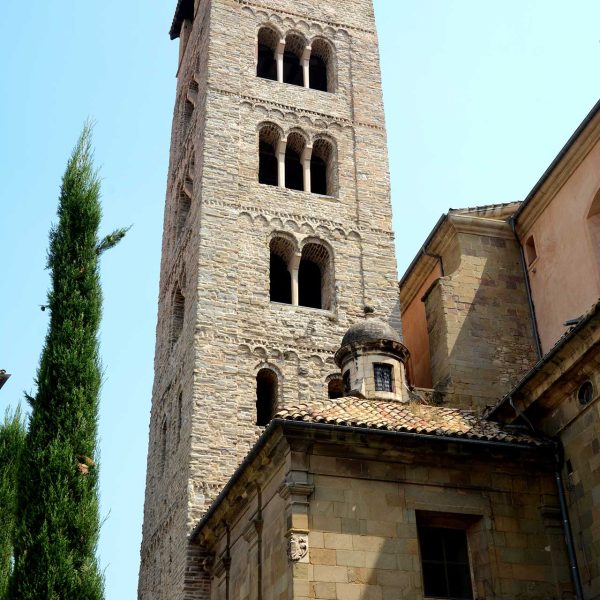 Vic.- Catedral neoclàssica de Sant Pere de l’any 1803 - Campanar romànic del S. XI de planta quadrada de sis pisos i 46 Mts. d’alçada separats per arcuacions llombardes (8/2018)