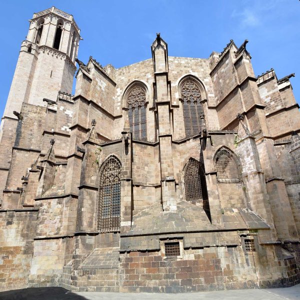 Barcelona.- Catedral gòtica de la Santa Creu i Santa Eulàlia, S. XIII/XV – Absis construït al voltant de l’antic absis romànic que acull nou capelles entre els contraforts (4/2015)