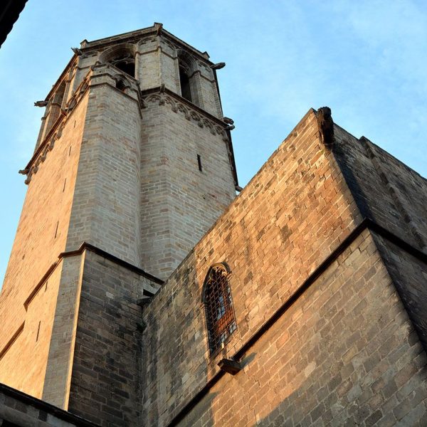 Barcelona.- Catedral gòtica de la Santa Creu i Santa Eulàlia, S. XIII/XV – Un dels dos campanars de torre octogonals de 53 Metres d’altura situats als extrems dels creuers (9/2014)