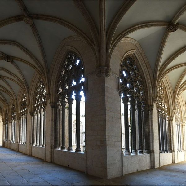 Vic.- Catedral de Sant Pere del 1803 – Claustre gòtic, S. XIV de planta trapezoïdal refet durant la reconstrucció del S. XIX que va donar lloc a una doble galeria al sud (1/2026)