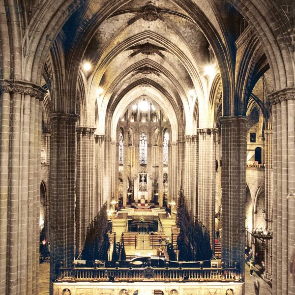 Barcelona.- Catedral gòtica de la Santa Creu i Santa Eulàlia, S. XIII/XV de tres naus amb disset capelles laterals més les nou de l’absis cobertes amb voltes ogivals (10/2002)