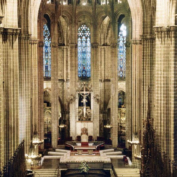 Barcelona.- Catedral gòtica de la Santa Creu i Santa Eulàlia, S. XIII/XV de tres naus amb disset capelles laterals més les nou de l’absis cobertes amb voltes ogivals (10/2002)