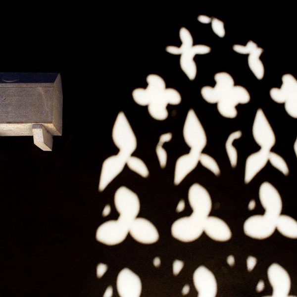 Vic.- Catedral de Sant Pere del 1803 – Ossari del claustre del S. XIV il·luminat per la llum d’un finestral reflectit al mur (8/2000)