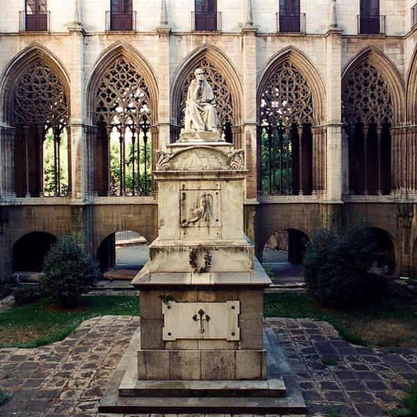 Vic.- Catedral de Sant Pere del 1803 – Sepultura de Jaume Balmes coronada per l’estàtua del filòsof aixecada al centre del claustre feta per Josep Bover l’any 1853 (8/2000)