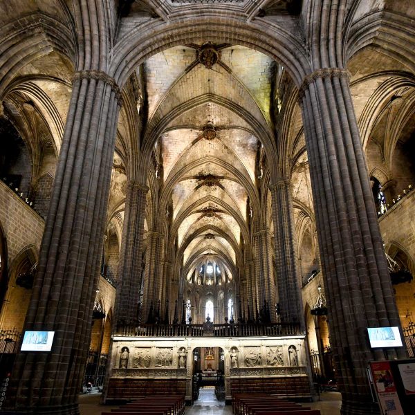 Barcelona.- Catedral gòtica de la Santa Creu i Santa Eulàlia, S. XIII/XV de tres naus que assumeixen la mateixa altura cobertes amb voltes ogivals (1/2026)
