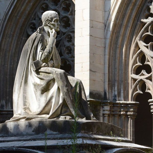 E107 Vic.- Catedral de Sant Pere del 1803 – Sepultura i estàtua de Jaume Balmes de l’any 1853 feta per Josep Bover instal·lada al cementiri i traslladada al claustre el 1865 (8/2018)