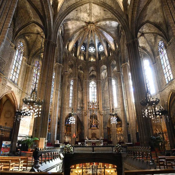 Barcelona.- Catedral gòtica de la Santa Creu i Santa Eulàlia, S. XIII/XV – Presbiteri acabat l’any 1338 amb l’entrada a la cripta i deambulatori construït al voltant de l’absis romànic (1/2026)