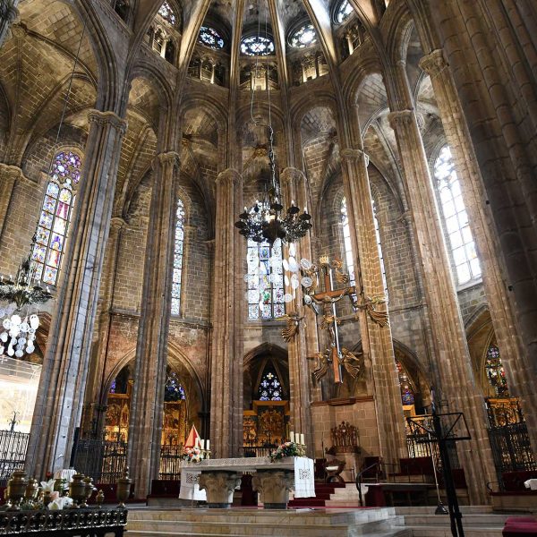 Barcelona.- Catedral gòtica de la Santa Creu i Santa Eulàlia, S. XIII/XV – Presbiteri acabat l’any 1338 amb l’entrada a la cripta i deambulatori construït al voltant de l’absis romànic (1/2026)