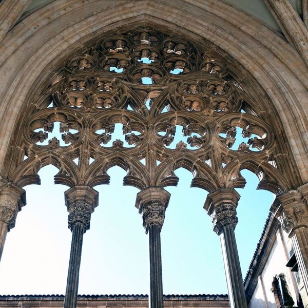 Vic.- Catedral de Sant Pere del 1803 – Detall d’un finestral polilobulat del claustre del S. XIV suportat per columnes amb capitells decorats amb motius geomètrics (1/2026)