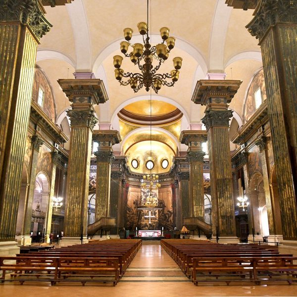 Vic.- Catedral neoclàssica de Sant Pere de l’any 1803 de tres naus de la mateixa altura coberta la central amb voltes semiesfèriques i transsepte amb cúpula al creuer (1/2026)