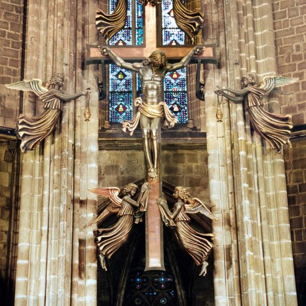 Barcelona.- Catedral gòtica de la Santa Creu i Santa Eulàlia, S. XIII/XV – Creu envoltada de sis àngels obra de l’escultor Frederic Marès l’any 1976 (10/2002)