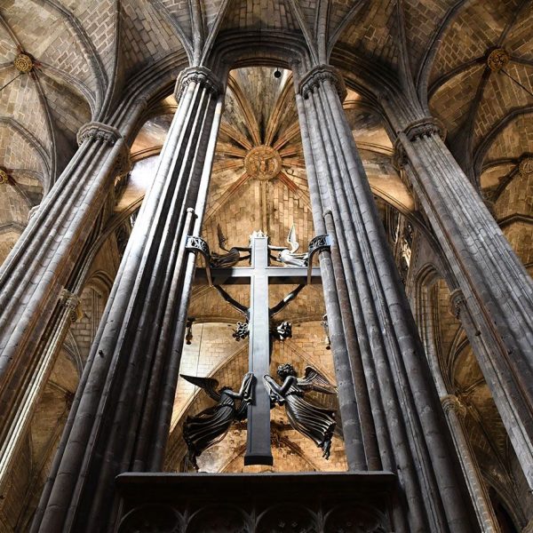 Barcelona.- Catedral gòtica de la Santa Creu i Santa Eulàlia, S. XIII/XV – Pilars polistils del deambulatori que suporten voltes ogivals construït al voltant de l’antic absis romànic (1/2026)