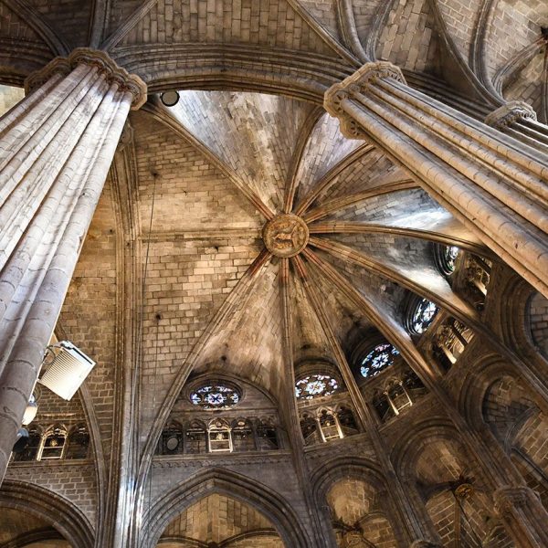 Barcelona.- Catedral gòtica de la Santa Creu i Santa Eulàlia, S. XIII/XV – Coberta nervada de l’absis i deambulatori amb una clau de volta on hi ha el relleu de Crist crucificat (1/2026)