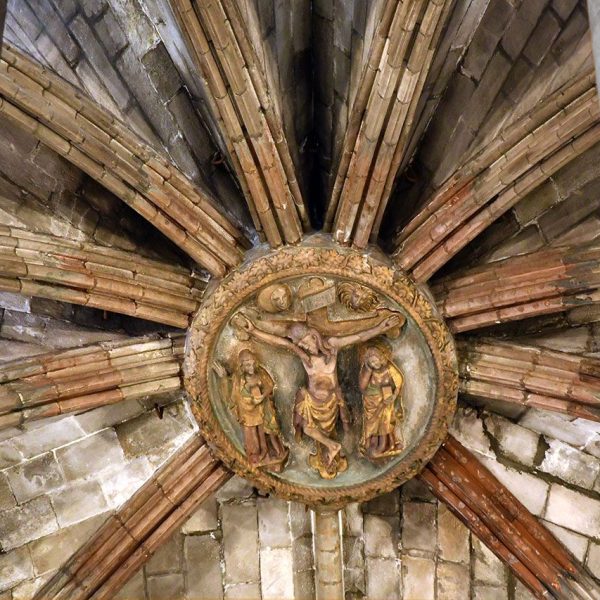 Barcelona.- Catedral gòtica de la Santa Creu i Santa Eulàlia, S. XIII/XV – Clau de volta de l’absis on hi ha Crist crucificat entre la Verge i S. Joan amb els símbols del sol i de la lluna (1/2026)