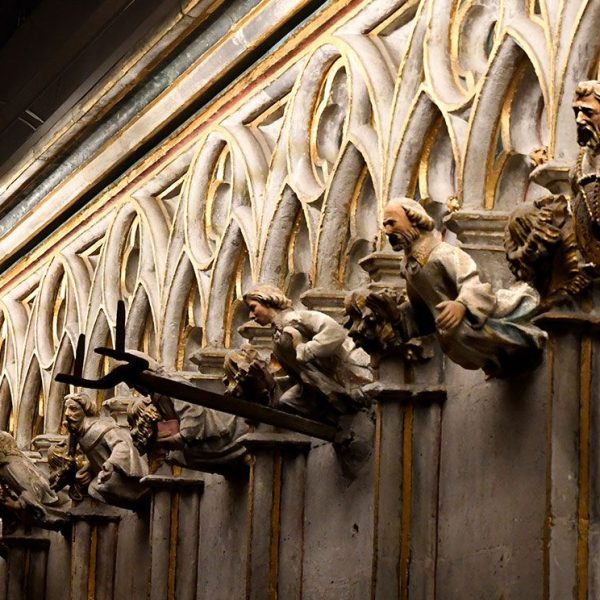 Barcelona.- Catedral gòtica de la Santa Creu i Sta. Eulàlia – Mur lateral decorat amb mènsules representant a profetes de l’Antic Testament (1/2025)