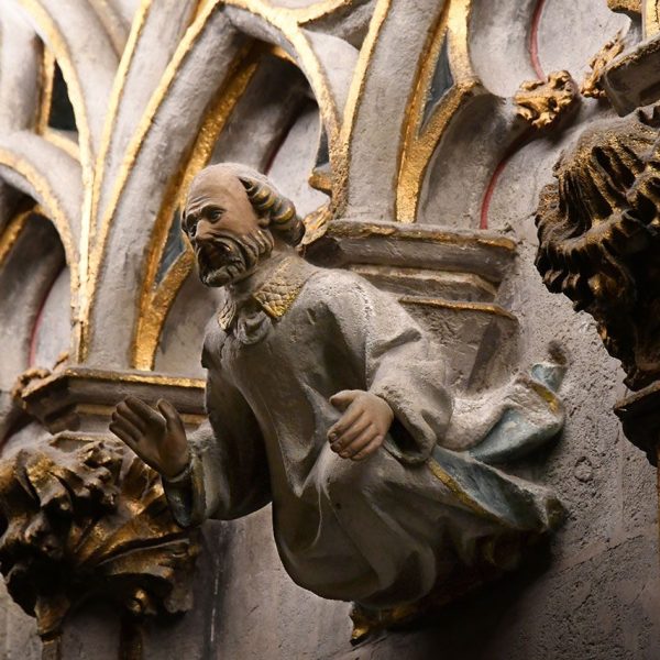 Barcelona.- Catedral gòtica de la Santa Creu i Sta. Eulàlia – Detall d’una de les mènsules que decoren els murs exterior del cor (1/2026)