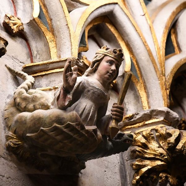 Barcelona.- Catedral gòtica de la Santa Creu i Sta. Eulàlia – Detall d’una de les mènsules que decoren els murs exterior del cor (1/2026)