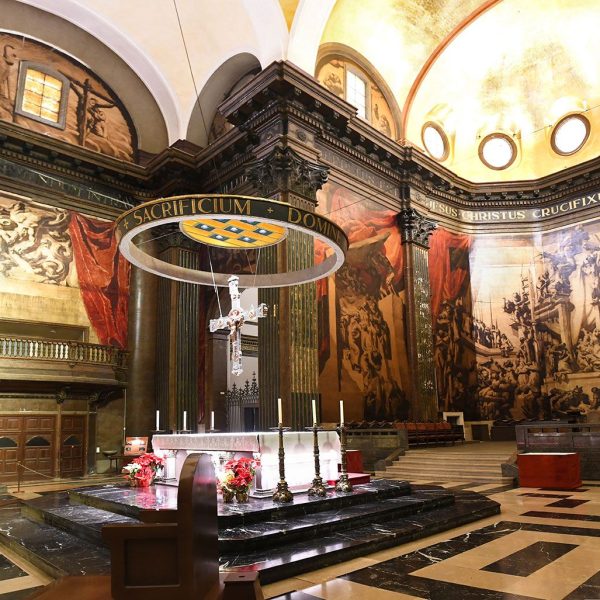 Vic.- Catedral neoclàssica de Sant Pere de l’any 1803 – Presbiteri amb l’altar il·luminat per un baldaquí circular i l’absis poligonal decorat amb pintures de Josep Maria Sert (1/2026)