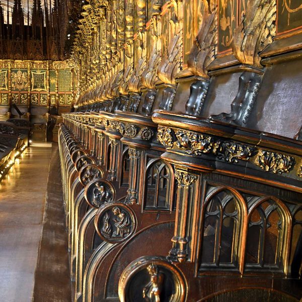 Barcelona.- Catedral gòtica de la Santa Creu i Sta. Eulàlia – Cadirat dels S. XIV/XV de l’escultor Pere Sanglada i les pintures de Joan de Borgonyà (1/2026)