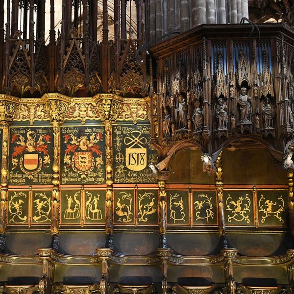 Barcelona.- Catedral gòtica de la Santa Creu i Sta. Eulàlia – Cadirat de la banda de l’evangeli i la trona de roure de forma prismàtica son obra de Pere Sanglada (1/2026)