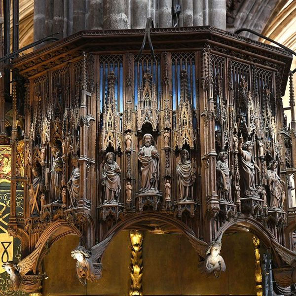 Barcelona.- Catedral gòtica de la Santa Creu i Sta. Eulàlia – Trona de roure de forma prismàtica amb quinze imatges situada a la banda de l’evangeli obra de Pere Sanglada (1/2026)