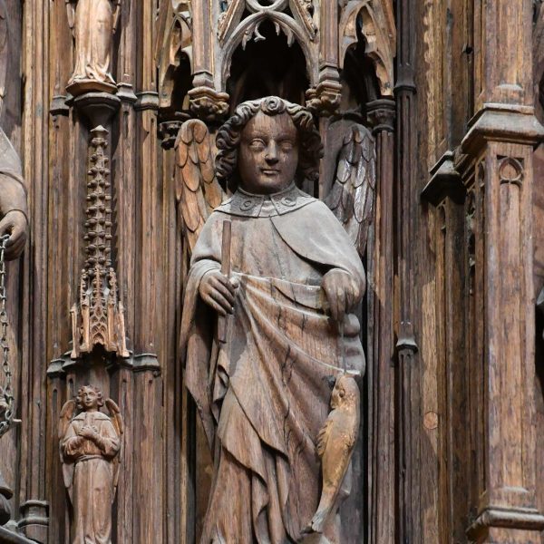 Barcelona.- Catedral gòtica de la Santa Creu i Sta. Eulàlia – Un àngel sota dosser que decora la trona de roure obra de Pere Sanglada (1/2026)