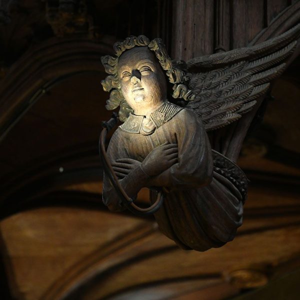 Barcelona.- Catedral gòtica de la Santa Creu i Sta. Eulàlia – Àngel amb les ales desplegades que decora les arcuacions dels baixos de la trona (1/2026)