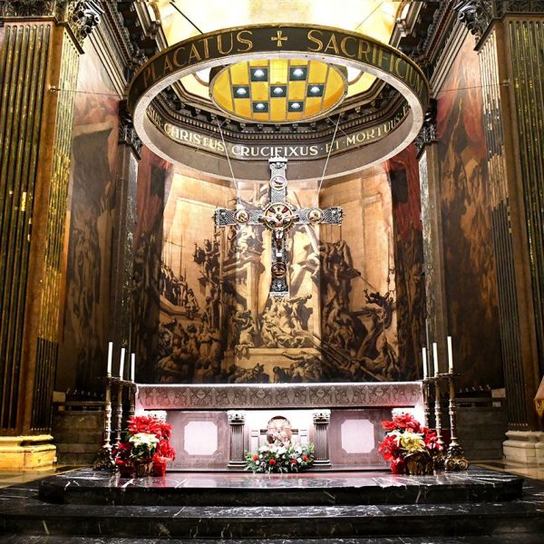 Vic.- Catedral neoclàssica de Sant Pere de l’any 1803 – Presbiteri amb l’altar il·luminat per un baldaquí circular i l’absis poligonal decorat amb pintures de Josep Maria Sert (1/2026)