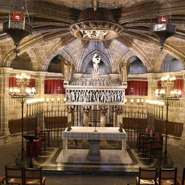 Barcelona.- Catedral gòtica de la Santa Creu i Sta. Eulàlia – Cripta, S. XIV de Jaume Fabre amb el sarcòfag d’alabastre gòtic de Santa Eulàlia de l’any 1399 de Lupo di Francesco (1/2026)